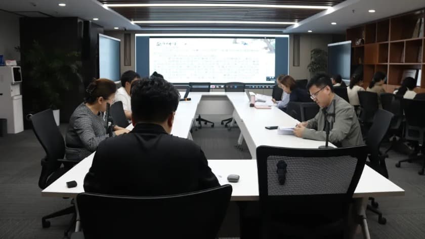 协议搬迁中,无证房屋因邻居家房屋拆除遭到损坏,无法使用,拆迁方站出来说不予补偿
