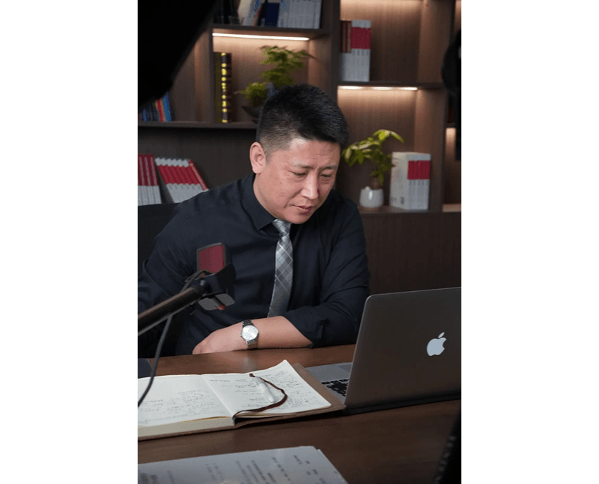 2周铎律师:法旌引前路,持规正序守公正.png