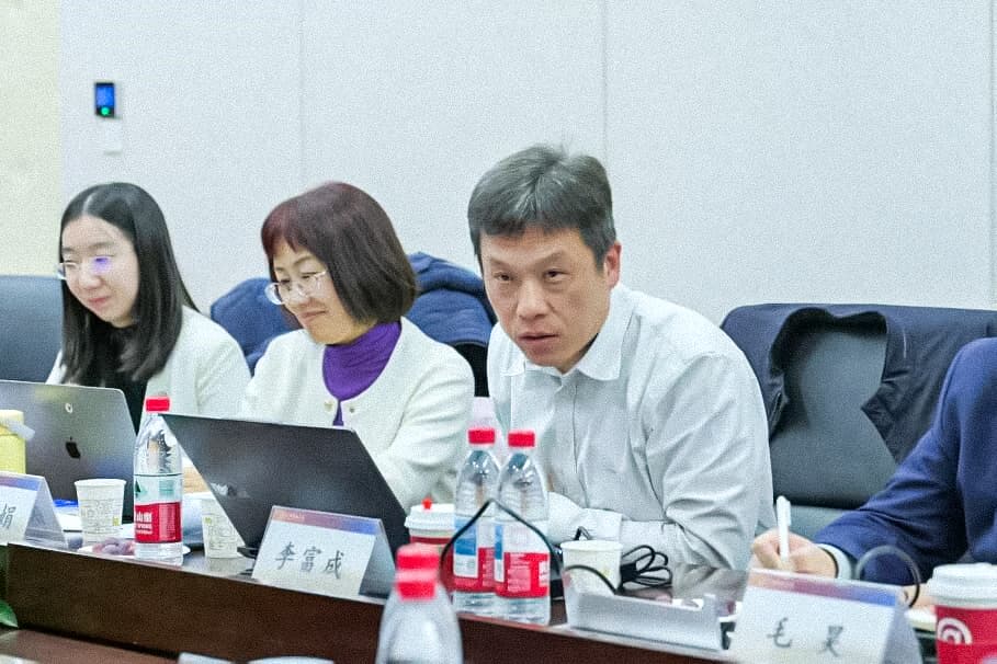 22“驶向未来:自动驾驶的法律挑战与制度供给” 专题研讨会顺利举行.jpg