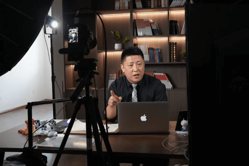 4周铎律师:法旌引前路,持规正序守公正.png