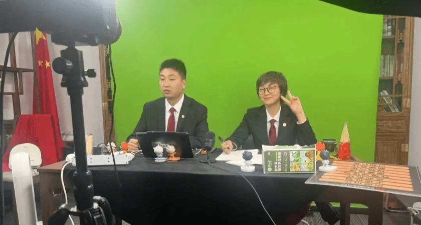 5尚晓娟律师:法律之光照亮直播间内的剪影.png