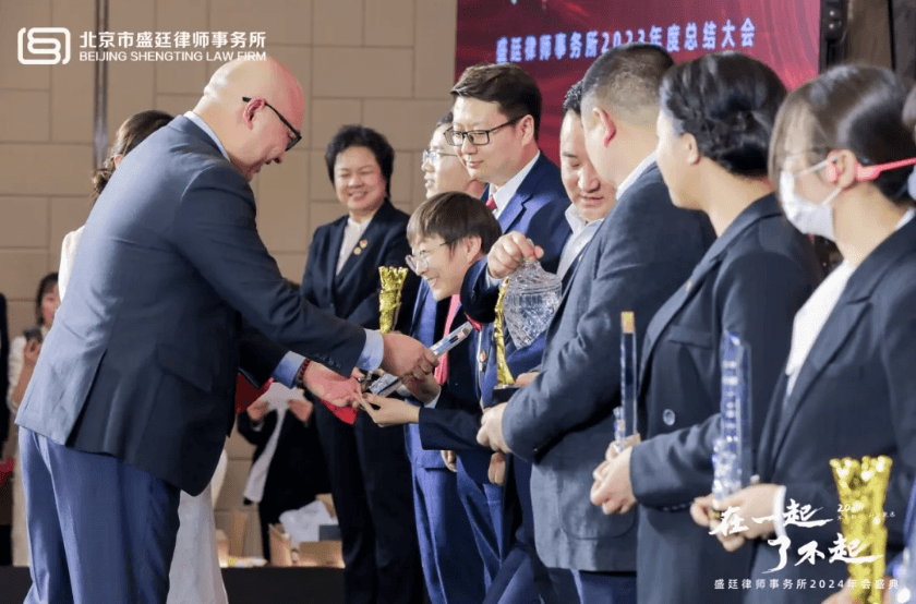 7尚晓娟律师:法律之光照亮直播间内的剪影.png