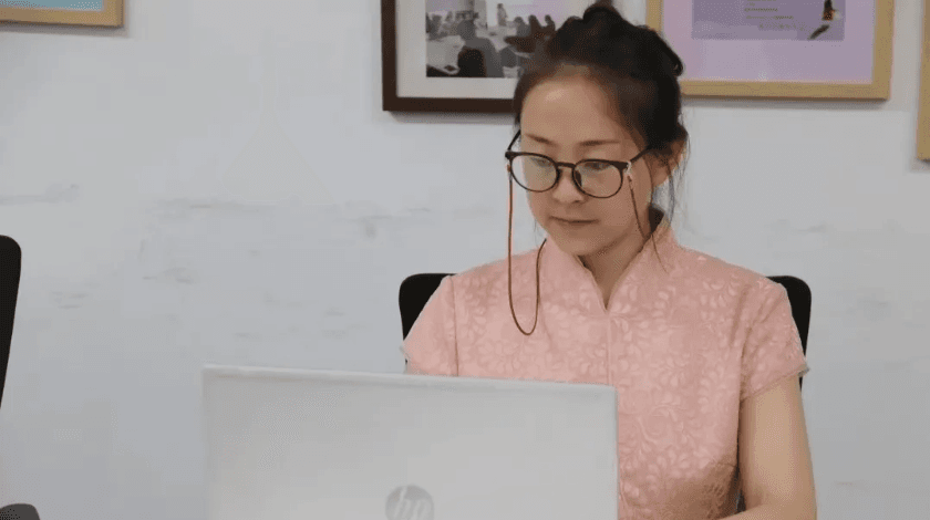 9尚晓娟律师:法律之光照亮直播间内的剪影.png